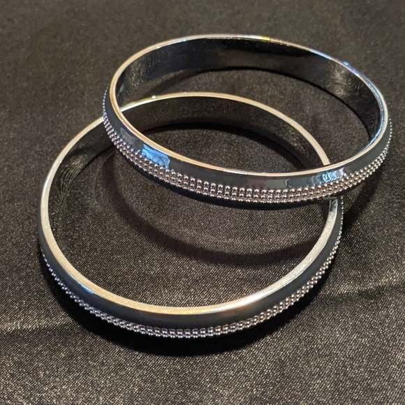 Lia Sophia Lot Of 2 Dark Charcoal Enameled Bangle Bracelets Silver Tone - Picture 2 of 5